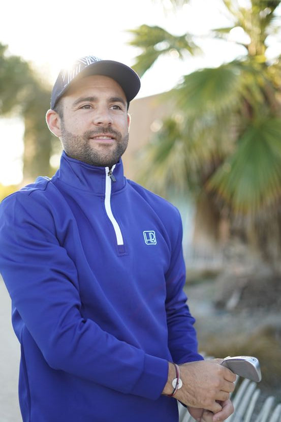 Joueur de golf portant un pull Hole Black bleu marine nuit, sweat avec zip fermeture eclair 1/4 extensible pour l'hiver, jouer au chaud